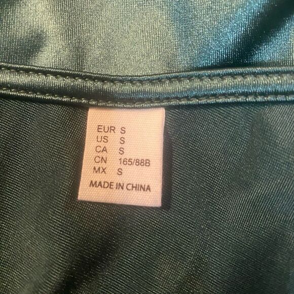 Emerald Green Satin One Shoulder Asymmetric Slit Midi Dress - Picture 3 of 4